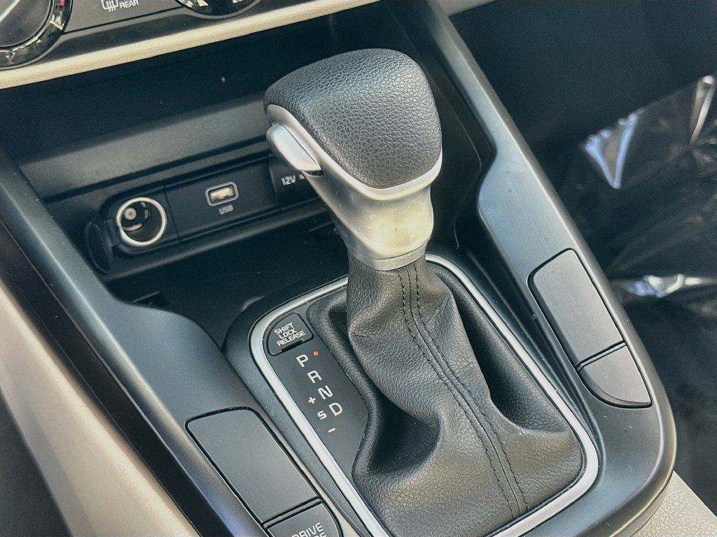 Used 2025 Kia Soul LX w/ LX Technology Package FWD image 16