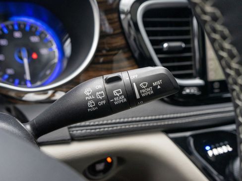 Used 2023 Chrysler Pacifica Limited image 28