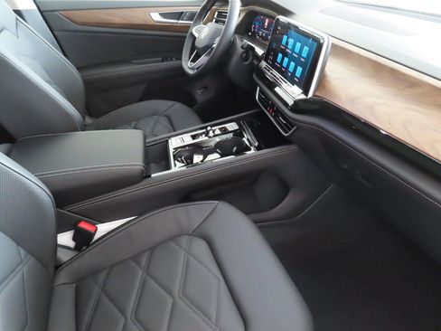 Used 2025 Volkswagen Atlas SE FWD image 26