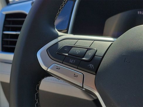 Certified 2025 Volkswagen Taos SE image 28
