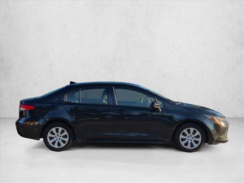 Used 2020 Toyota Corolla LE FWD image 3