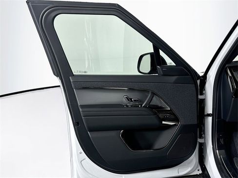 Used 2025 Land Rover Range Rover Sport SE image 11