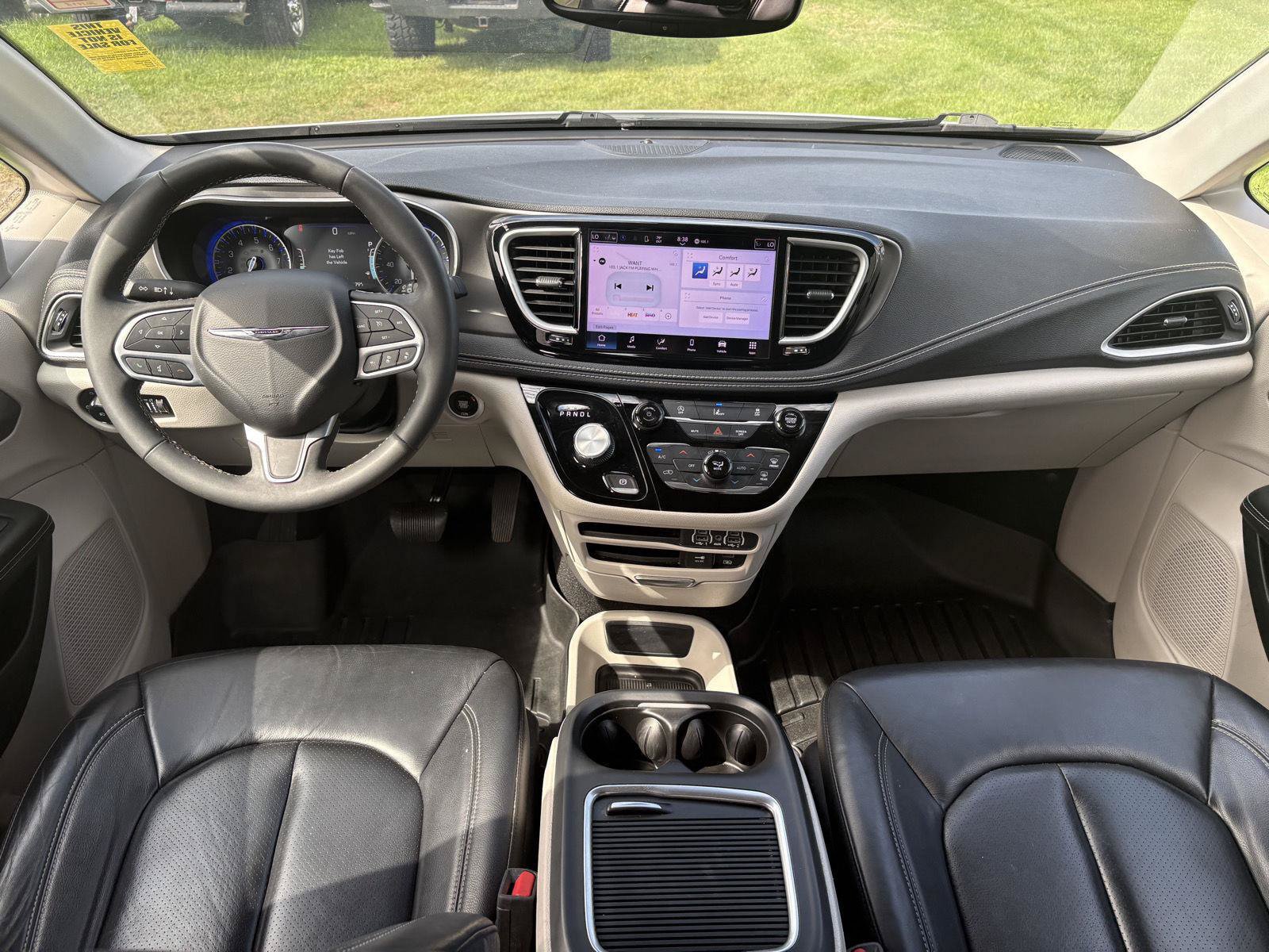 Used 2022 Chrysler Pacifica Touring-L AWD/4WD image 9