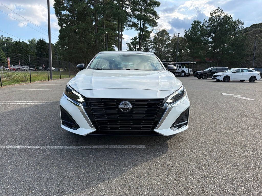 Used 2025 Nissan Altima 2.5 SV FWD image 3