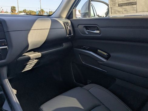 New 2025 Nissan Pathfinder SL image 18