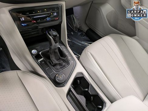 Used 2022 Volkswagen Tiguan SE w/ Panoramic Sunroof Package AWD/4WD image 16