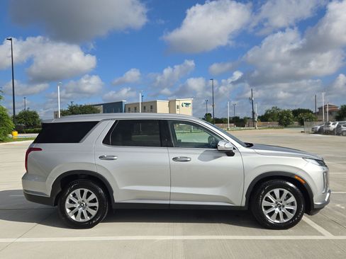 Used 2024 Hyundai Palisade SEL FWD image 2