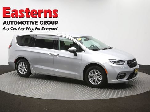 Used 2023 Chrysler Pacifica Touring-L FWD image 50