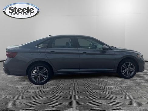 Used 2024 Volkswagen Jetta SE image 6