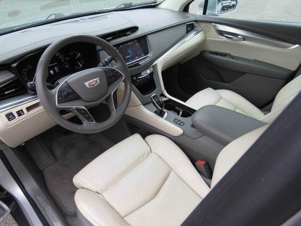 Used 2017 Cadillac XT5 Luxury w/ Driver Awareness Package AWD/4WD image 11