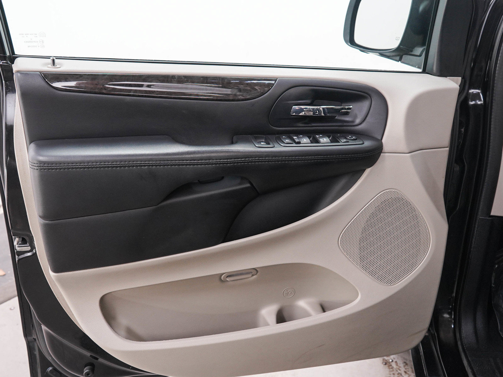 Used 2014 Dodge Grand Caravan SXT w/ Rear Park Assist Package FWD image 23