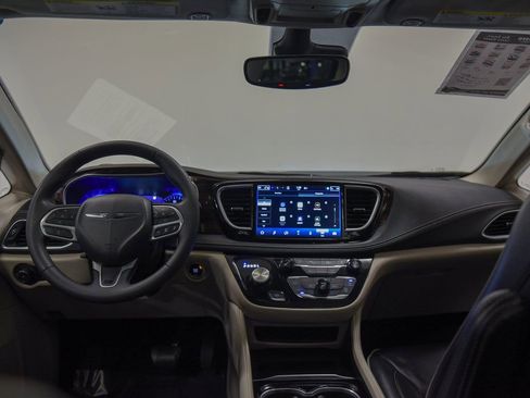 Used 2024 Chrysler Pacifica Limited image 33