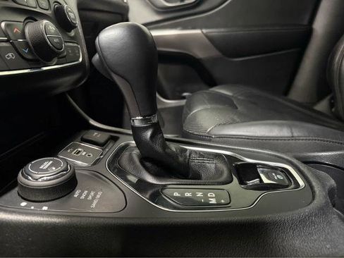 Used 2019 Jeep Cherokee Limited AWD/4WD image 23