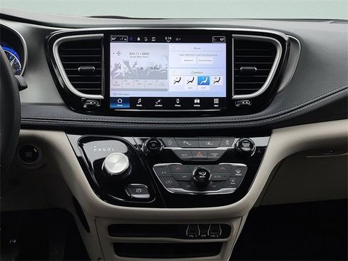Used 2023 Chrysler Pacifica Touring-L image 16