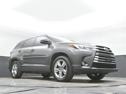 Used 2017 Toyota Highlander Limited image 45