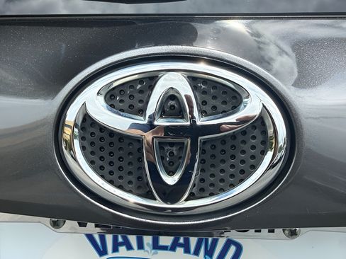 Used 2018 Toyota RAV4 LE FWD image 64