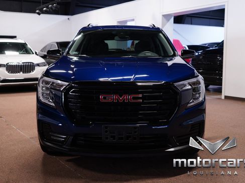 Used 2023 GMC Terrain SLE w/ Driver Convenience Package image 2