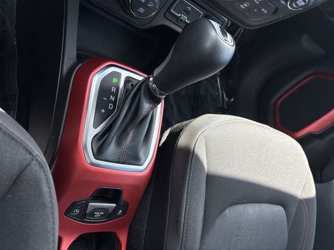 Certified 2022 Jeep Renegade Trailhawk AWD/4WD image 32