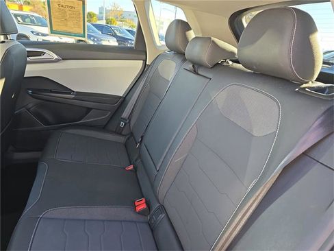 Used 2025 Volkswagen Taos SE w/ Panoramic Sunroof Package image 11