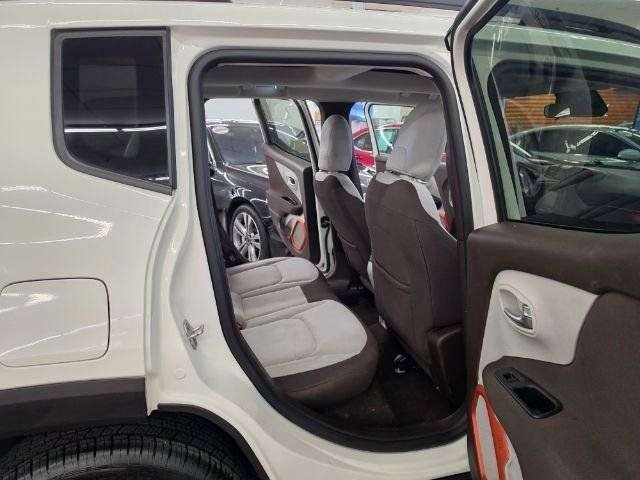 Used 2016 Jeep Renegade Latitude FWD image 11