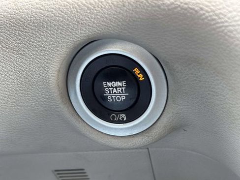 Used 2018 Chrysler Pacifica Touring-L image 12