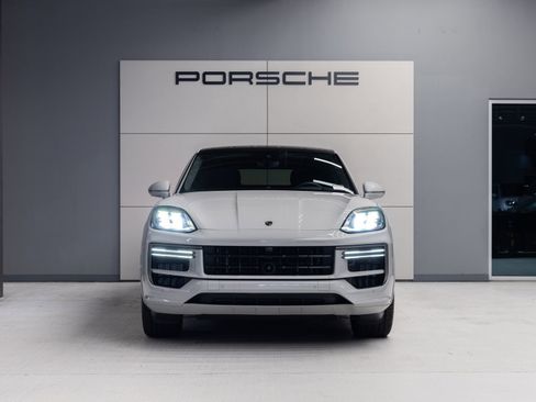 Certified 2026 Porsche Cayenne Turbo AWD/4WD image 10