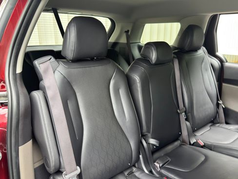 Used 2025 Kia Carnival FWD image 41