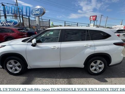 Used 2024 Toyota Highlander LE image 2