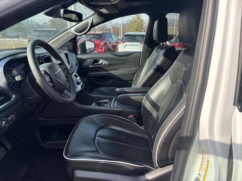 Used 2025 Chrysler Pacifica Limited image 28