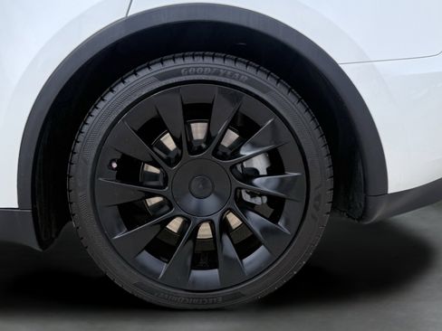Used 2024 Tesla Model Y Long Range AWD/4WD image 19