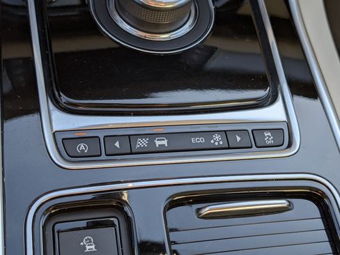 Used 2017 Jaguar XF Premium image 26