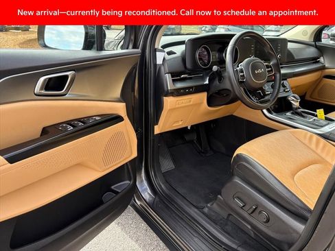 Used 2023 Kia Carnival LX image 15