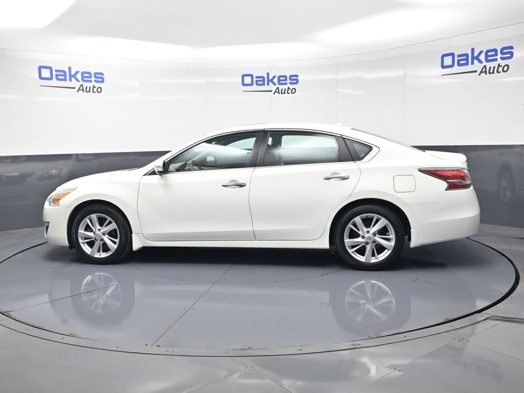 Used 2015 Nissan Altima 2.5 SV w/ Convenience Package FWD image 4