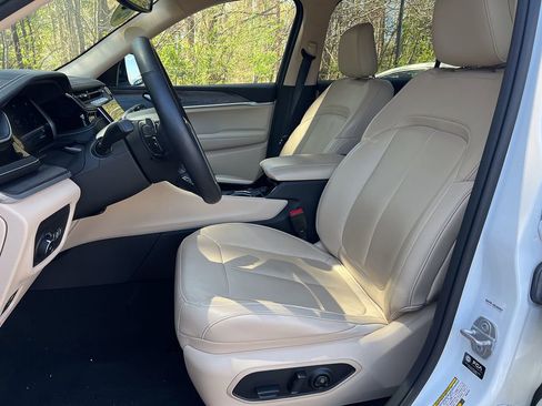 Used 2022 Jeep Grand Cherokee L Limited image 19