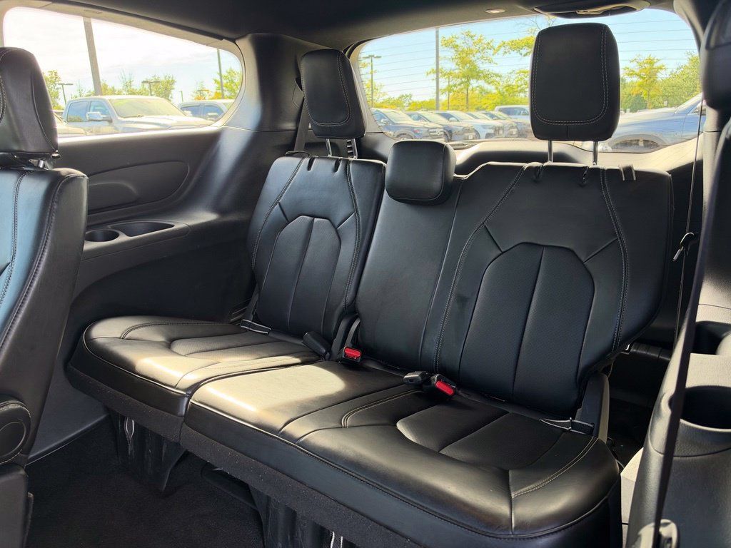 Used 2025 Chrysler Pacifica Select FWD image 19