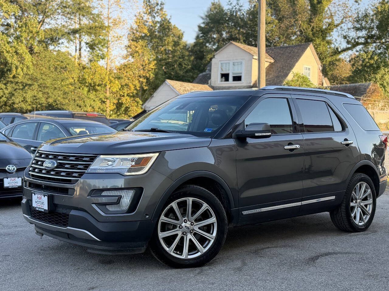 Used 2017 Ford Explorer Limited w/ Equipment Group 301A AWD/4WD image 2