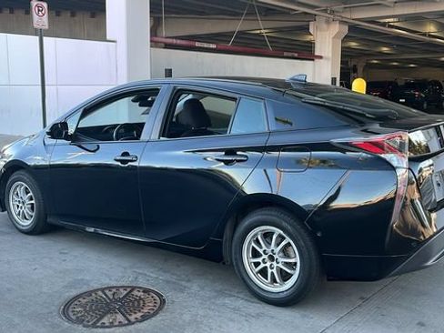 Used 2018 Toyota Prius Two w/ Prius Two Safety Plus Package FWD image 4
