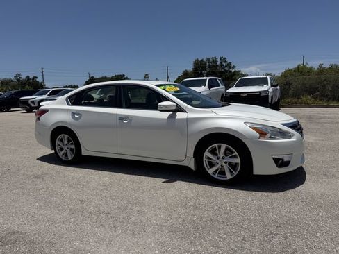 Used 2014 Nissan Altima 2.5 SL w/ Moonroof Package FWD image 2