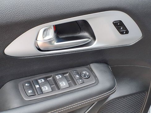 Used 2025 Chrysler Pacifica Limited AWD/4WD image 15