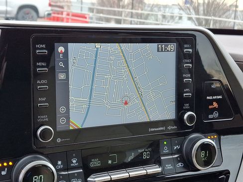 Used 2021 Toyota Highlander XLE image 18