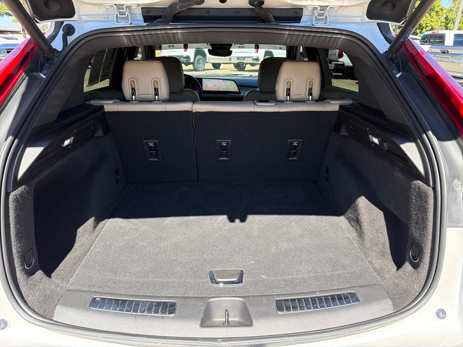 Used 2024 Cadillac XT4 Premium Luxury w/ Active Safety Package FWD image 11