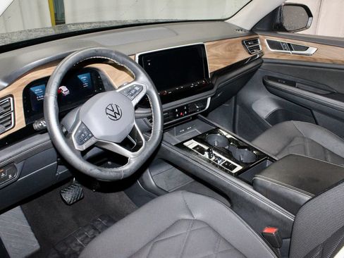 Used 2024 Volkswagen Atlas SE AWD/4WD image 25