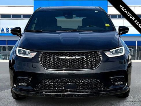 Used 2022 Chrysler Pacifica Limited w/ Uconnect Theater Family Group image 2