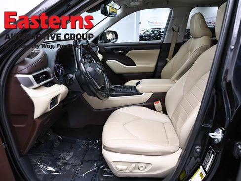 Used 2021 Toyota Highlander XLE AWD/4WD image 14
