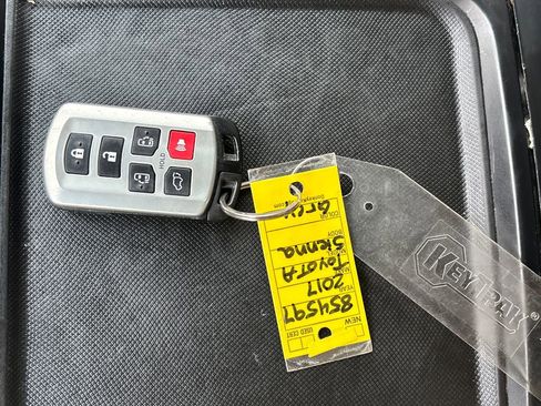 Used 2017 Toyota Sienna XLE image 29