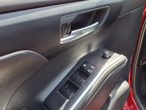 Used 2024 Toyota Highlander XSE FWD image 11