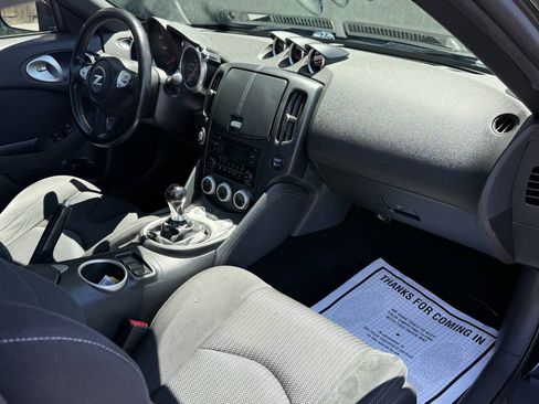 Used 2017 Nissan 370Z Coupe RWD image 18