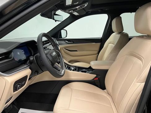 Used 2025 Jeep Grand Cherokee L Limited w/ Luxury Tech Group II AWD/4WD image 18
