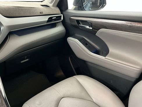 Certified 2022 Toyota Highlander Platinum image 11