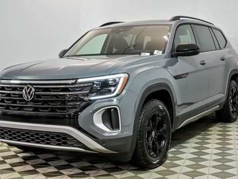 Used 2025 Volkswagen Atlas Peak Edition SE image 5